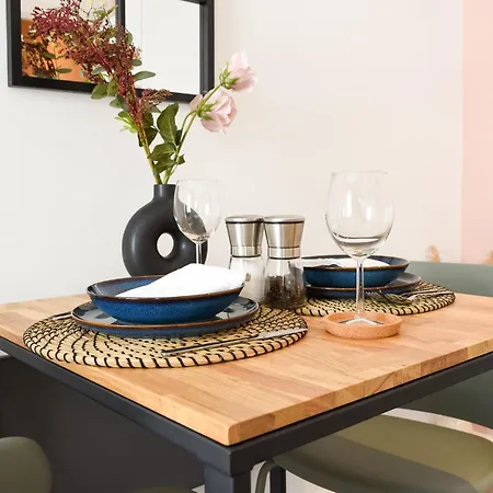 Stylish 1 Bed - Town Centre, 4 아파트