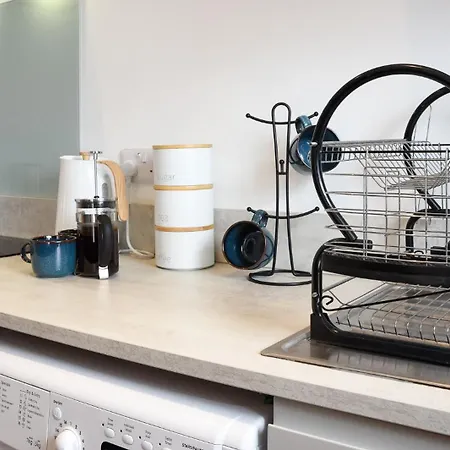 Stylish 1 Bed - Town Centre, 4 아파트